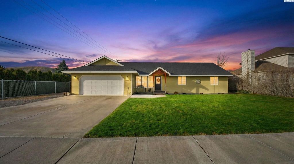 Photo of 4485 Northlake Drive, West Richland, WA 99353 (MLS # 289395)