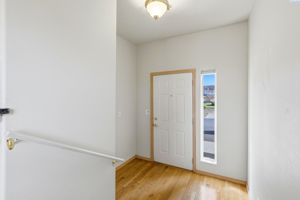 Photo of 300 Columbia Point Dr #E 117, Richland, WA 99352 (MLS # 291181)