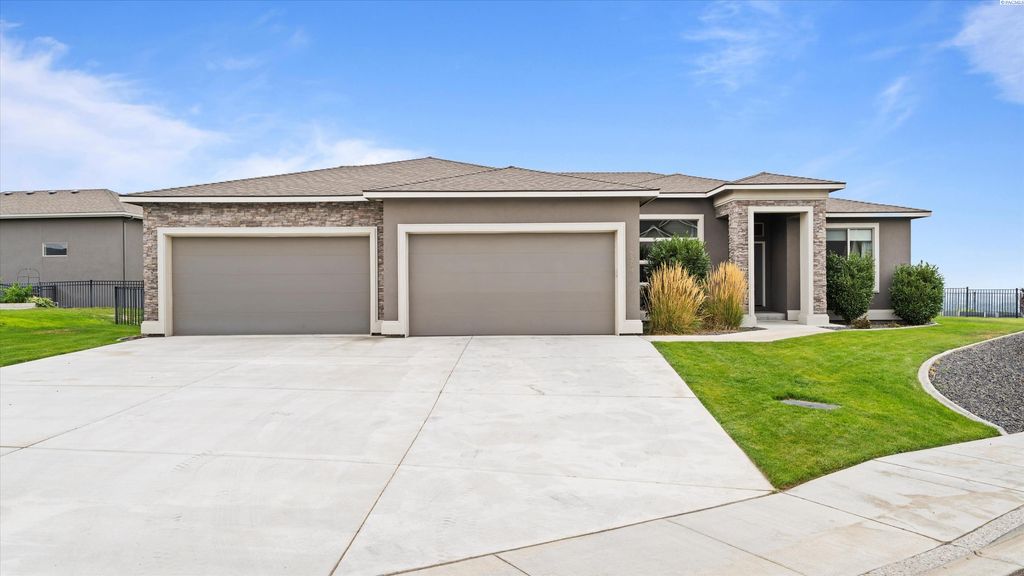 Photo of 2284 S Alaska St, Kennewick, WA 99338 (MLS # 290887)