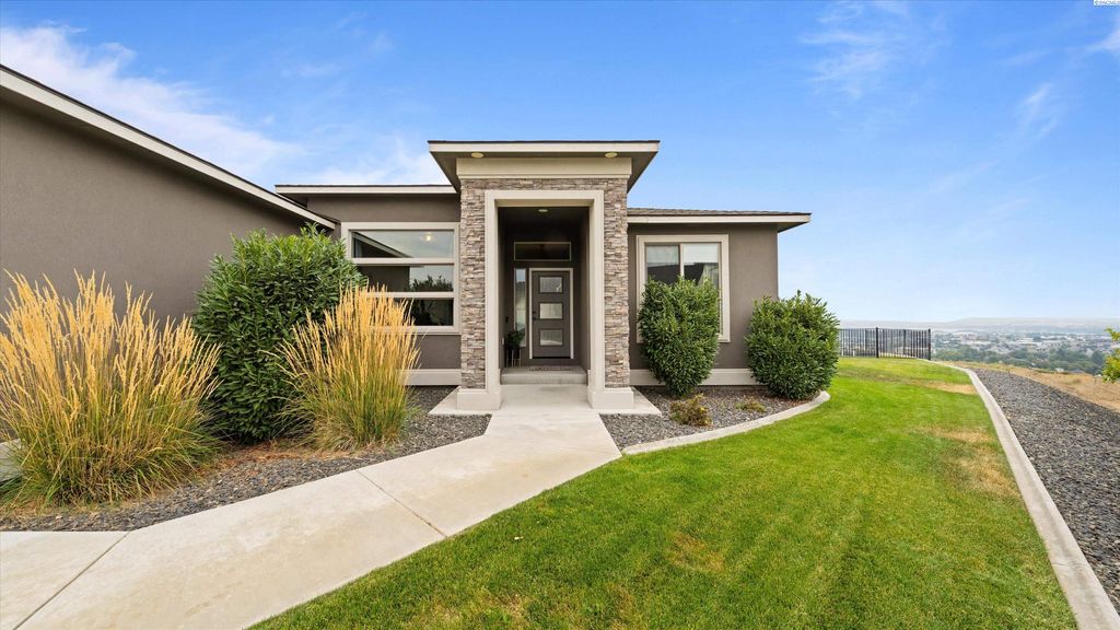 Photo of 2284 S Alaska St, Kennewick, WA 99338 (MLS # 290887)