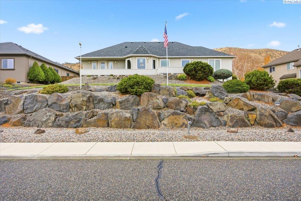 Photo of 649 Clermont Dr, Richland, WA 99352 (MLS # 290202)