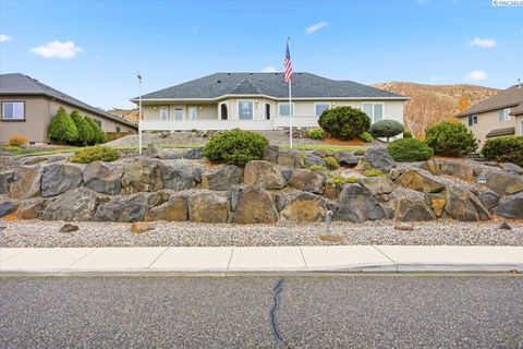 Photo of 649 Clermont Dr, Richland, WA 99352 (MLS # 290202)