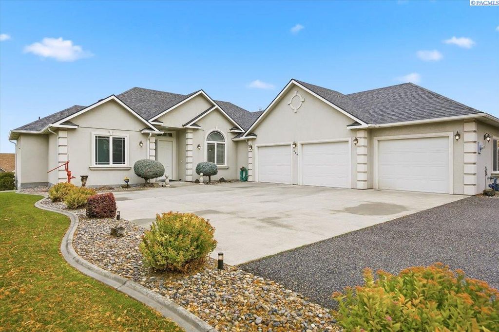 Photo of 649 Clermont Dr, Richland, WA 99352 (MLS # 290202)