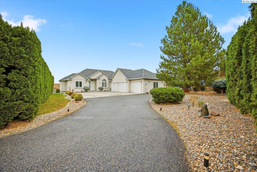 Photo of 649 Clermont Dr, Richland, WA 99352 (MLS # 290202)