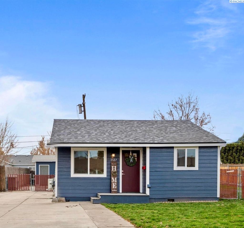 Photo of 1327 Sanford Ave, Richland, WA 99354 (MLS # 289063)