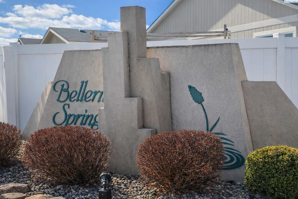 Photo of 452 Cliffrose Place, Pullman, WA 99352 (MLS # 291190)