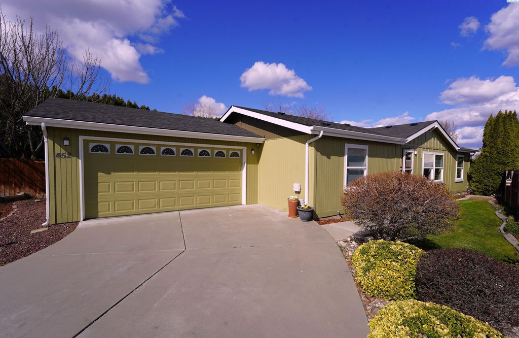 Photo of 452 Cliffrose Place, Pullman, WA 99352 (MLS # 291190)