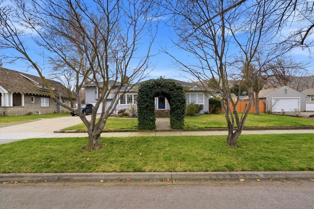 Photo of 1111 Spokane Ave, Prosser, WA 99350 (MLS # 290737)