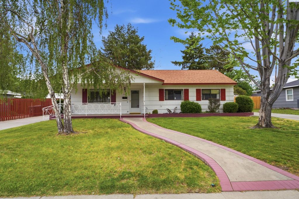 Photo of 1310 Cottonwood Dr, Richland, WA 99352 (MLS # 293056)