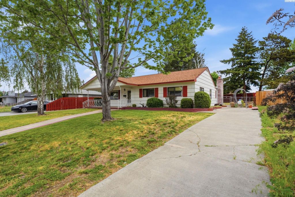 Photo of 1310 Cottonwood Dr, Richland, WA 99352 (MLS # 293056)