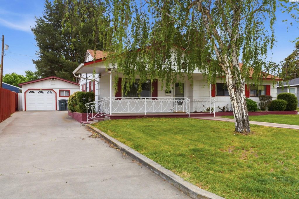 Photo of 1310 Cottonwood Dr, Richland, WA 99352 (MLS # 293056)