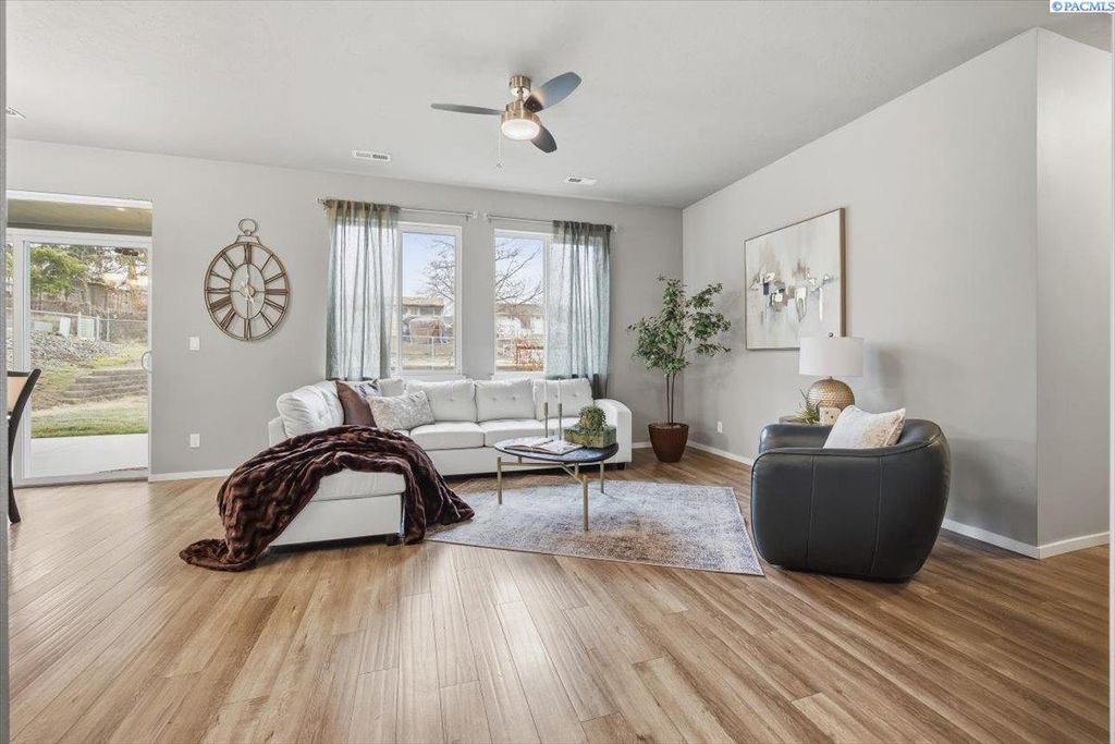 Photo of 513 S Owen Ave, Pasco, WA 99301 (MLS # 289642)