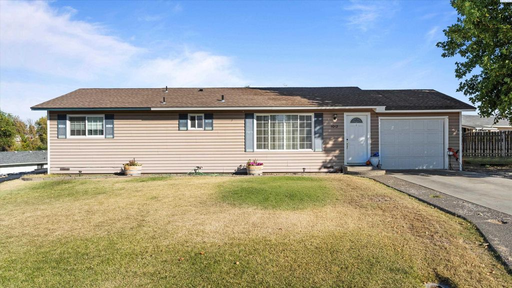 Photo of 1012 Coach Ct, Grandview, WA 98930 (MLS # 288300)