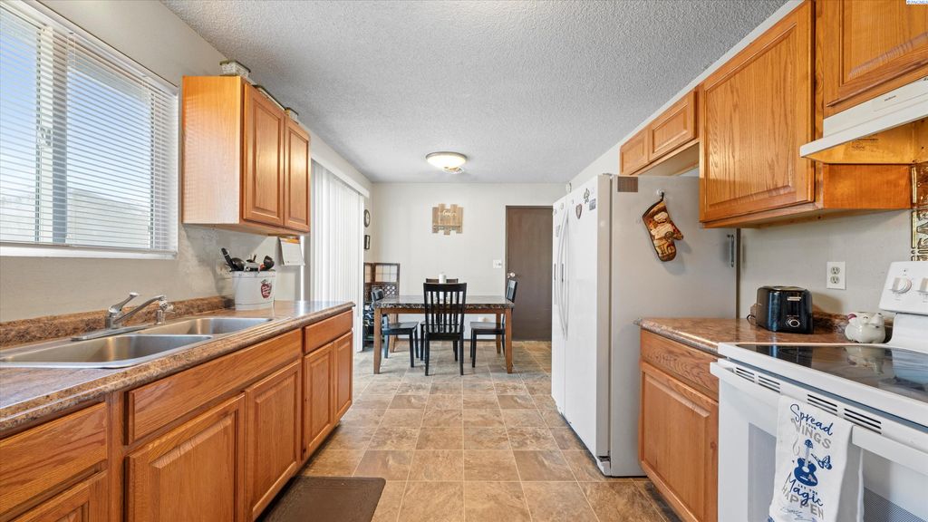 Photo of 1012 Coach Ct, Grandview, WA 98930 (MLS # 288300)