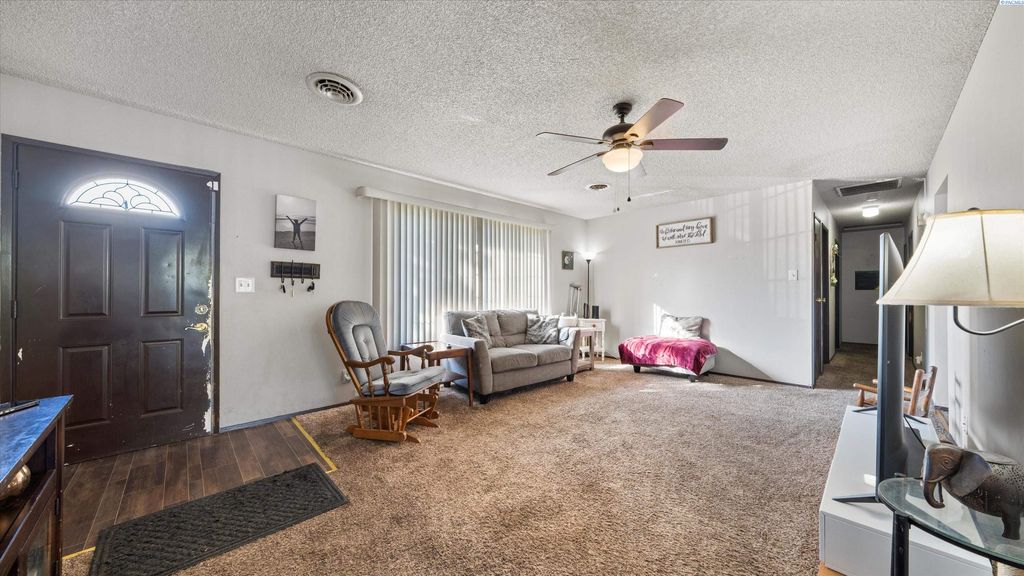 Photo of 1012 Coach Ct, Grandview, WA 98930 (MLS # 288300)