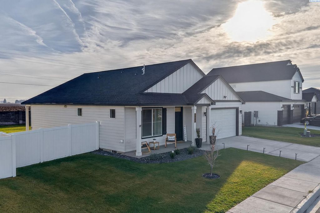 Photo of 1509 Diamond Ave, Grandview, WA 98930 (MLS # 289409)