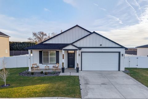 Photo of 1509 Diamond Ave, Grandview, WA 98930 (MLS # 289409)