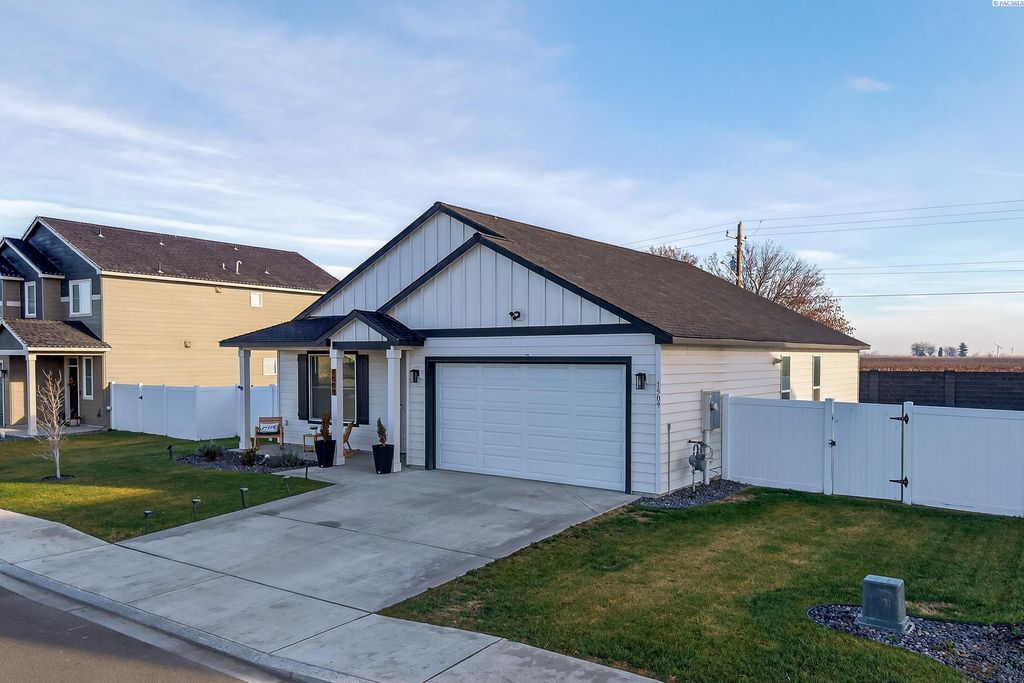 Photo of 1509 Diamond Ave, Grandview, WA 98930 (MLS # 289409)