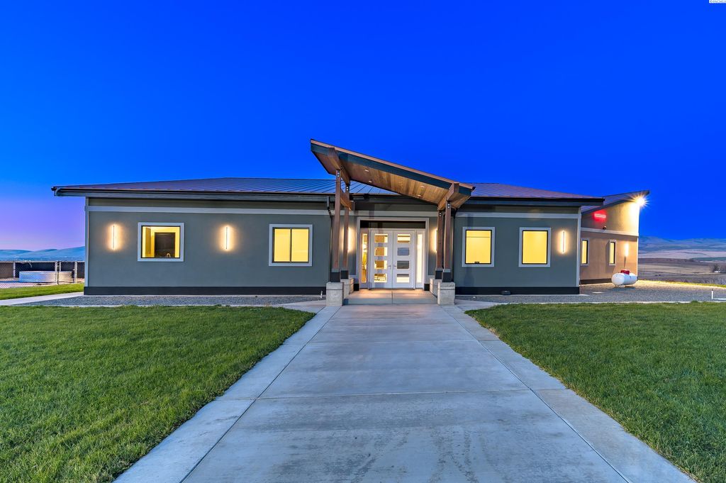 Photo of 4232 Desmarais Rd, Moxee City, WA 98936 (MLS # 291154)