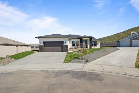 Photo of 1056 Makah Ct, Richland, WA 99352 (MLS # 291852)