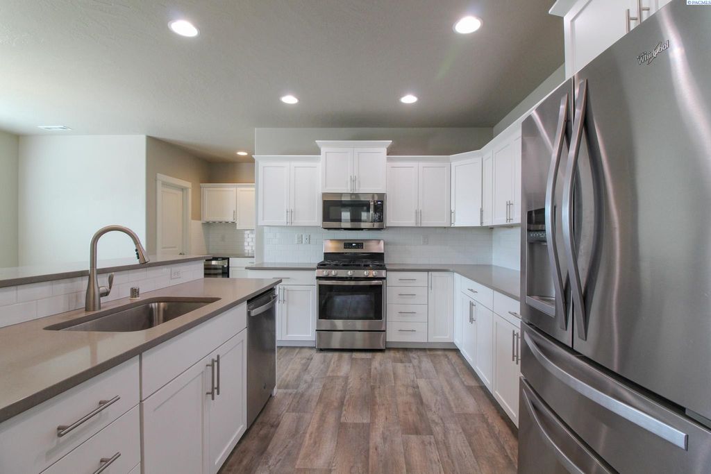 Photo of 3073 Duval Loop, Richland, WA 99352 (MLS # 292977)