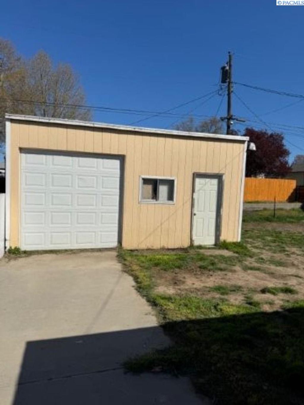 Photo of 901 S Garfiled St, Kennewick, WA 99336 (MLS # 291892)