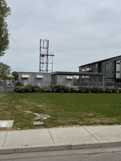 Photo of 400 N Arthur St, Kennewick, WA 99336 (MLS # 292560)
