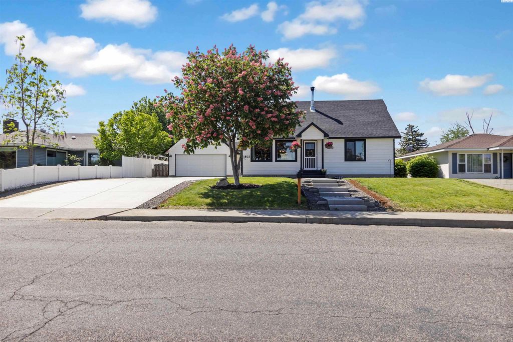 Photo of 1833 Benson Ave, Prosser, WA 99350 (MLS # 292739)