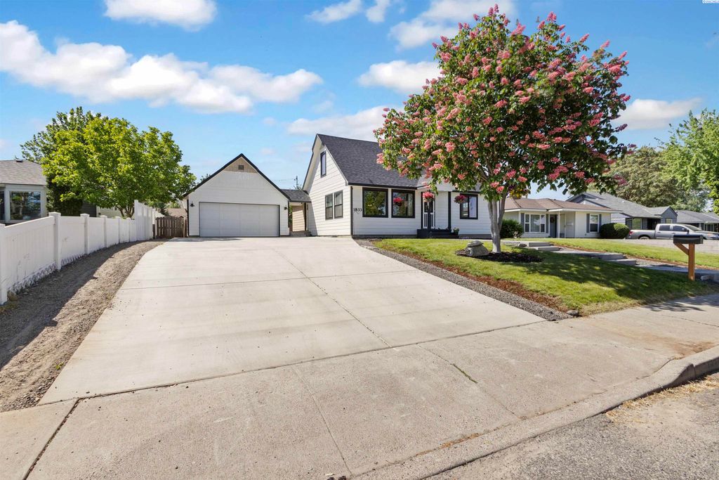 Photo of 1833 Benson Ave, Prosser, WA 99350 (MLS # 292739)