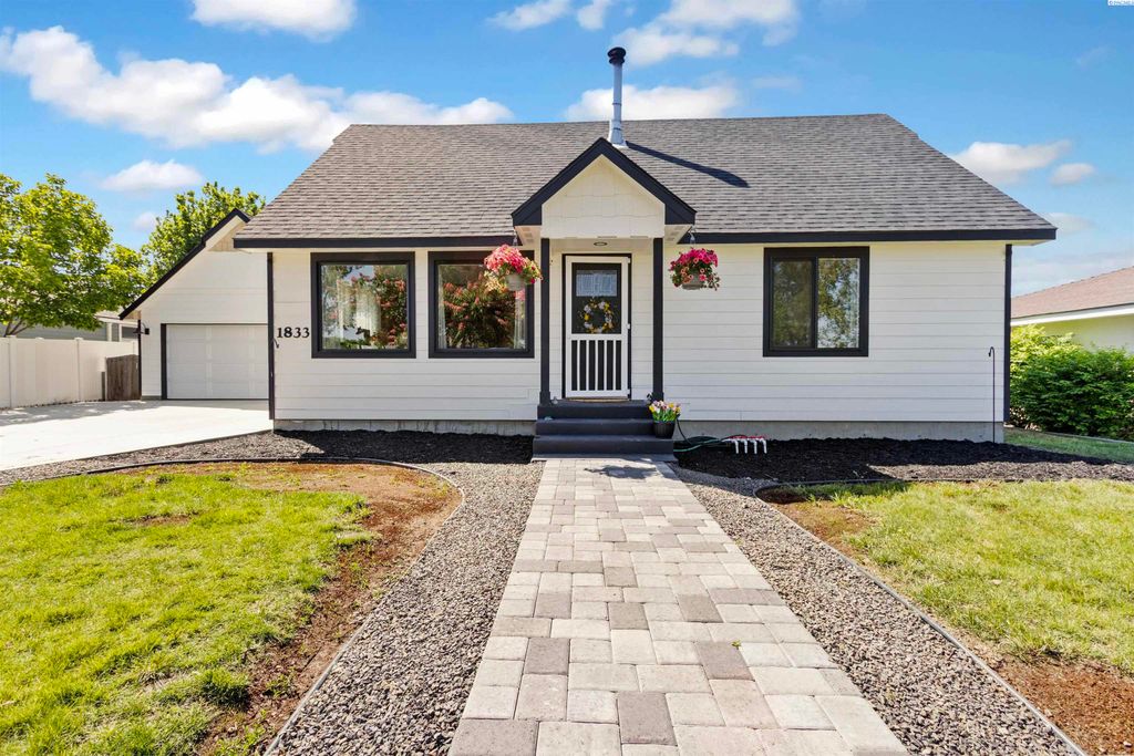 Photo of 1833 Benson Ave, Prosser, WA 99350 (MLS # 292739)