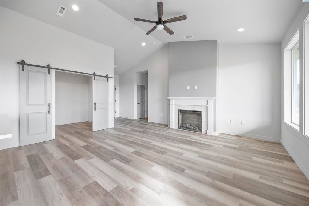 Photo of 2914 E Helena St, Pasco, WA 99301 (MLS # 290392)