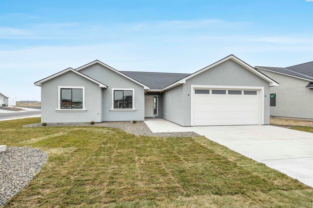 Photo of 2914 E Helena St, Pasco, WA 99301 (MLS # 290392)