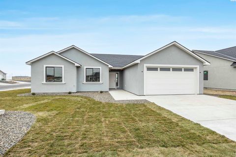 Photo of 2914 E Helena St, Pasco, WA 99301 (MLS # 290392)