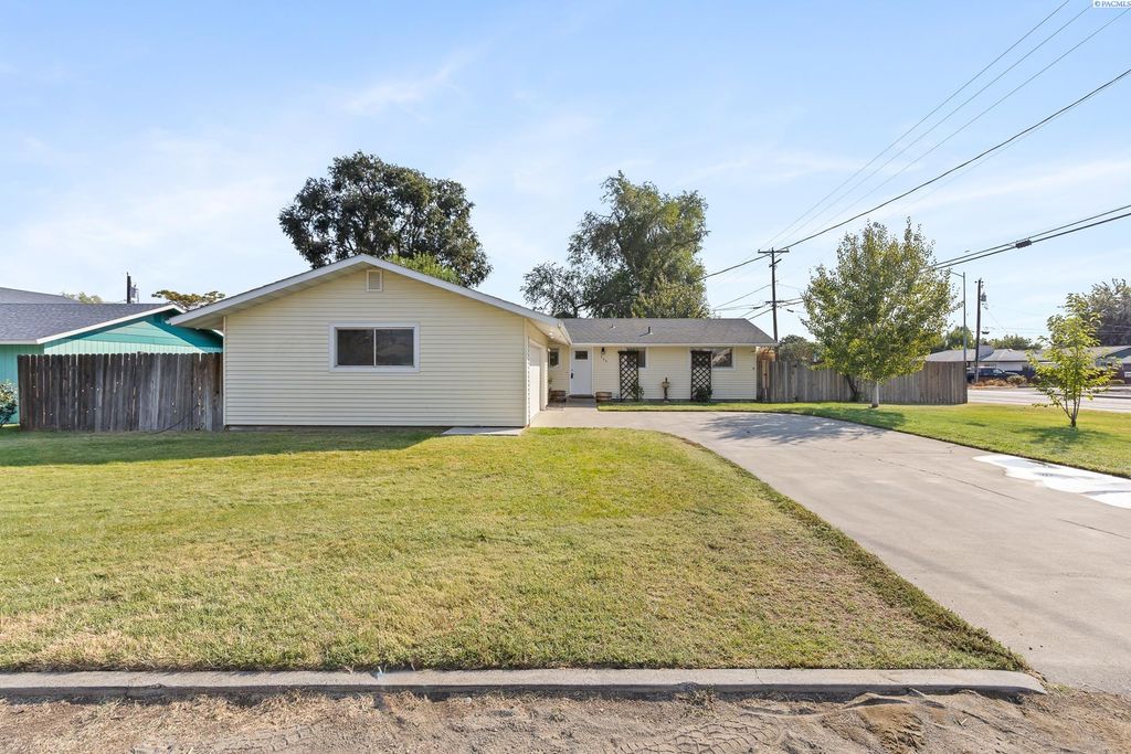 Photo of 329 S Quillan St, Kennewick, WA 99336 (MLS # 287864)