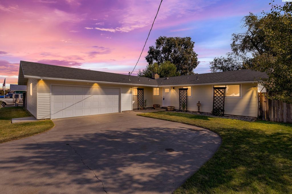 Photo of 329 S Quillan St, Kennewick, WA 99336 (MLS # 287864)