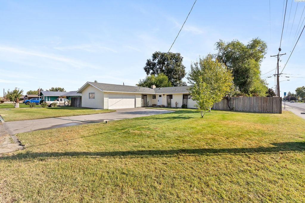 Photo of 329 S Quillan St, Kennewick, WA 99336 (MLS # 287864)