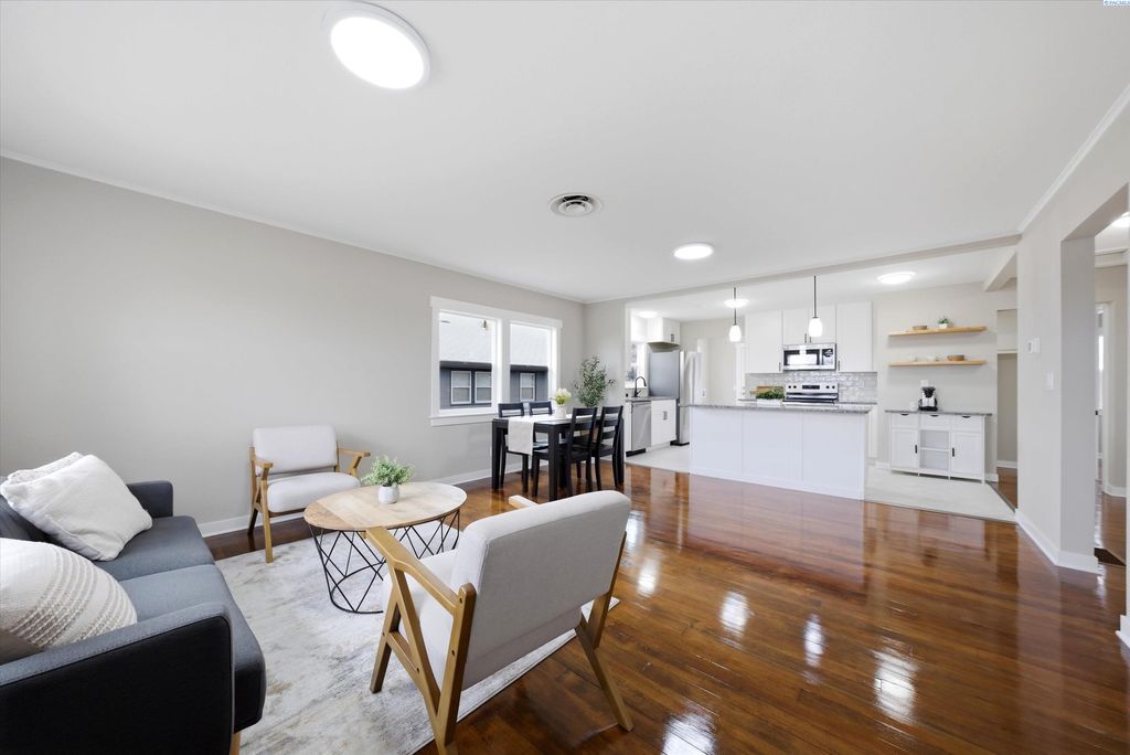 Photo of 107 George Washington Way, Richland, WA 99352 (MLS # 290745)