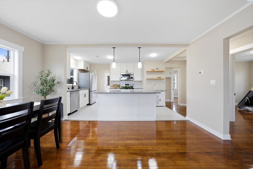 Photo of 107 George Washington Way, Richland, WA 99352 (MLS # 290745)