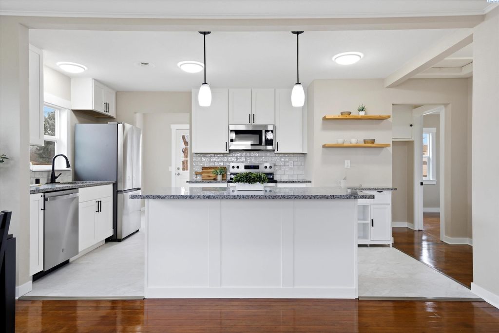 Photo of 107 George Washington Way, Richland, WA 99352 (MLS # 290745)