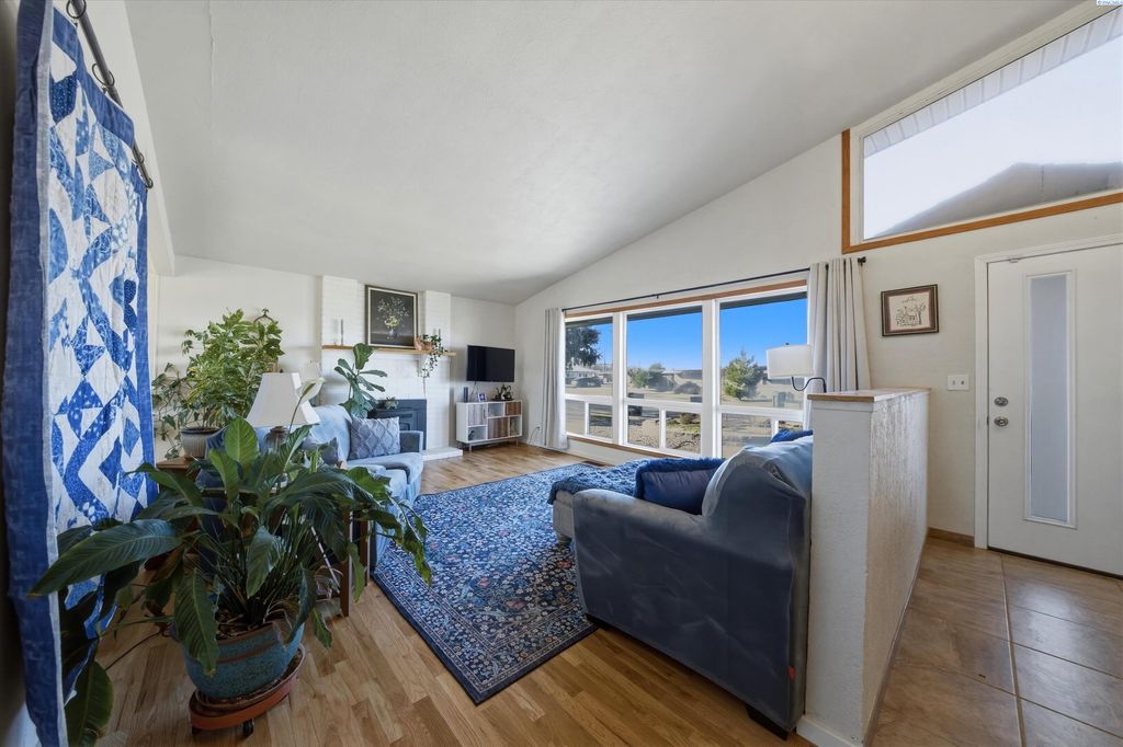 Photo of 912 N Neel St, Kennewick, WA 99336 (MLS # 290625)