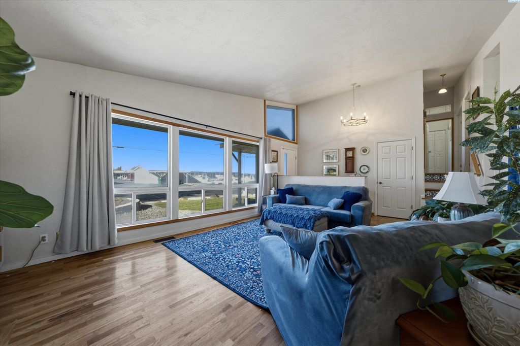 Photo of 912 N Neel St, Kennewick, WA 99336 (MLS # 290625)