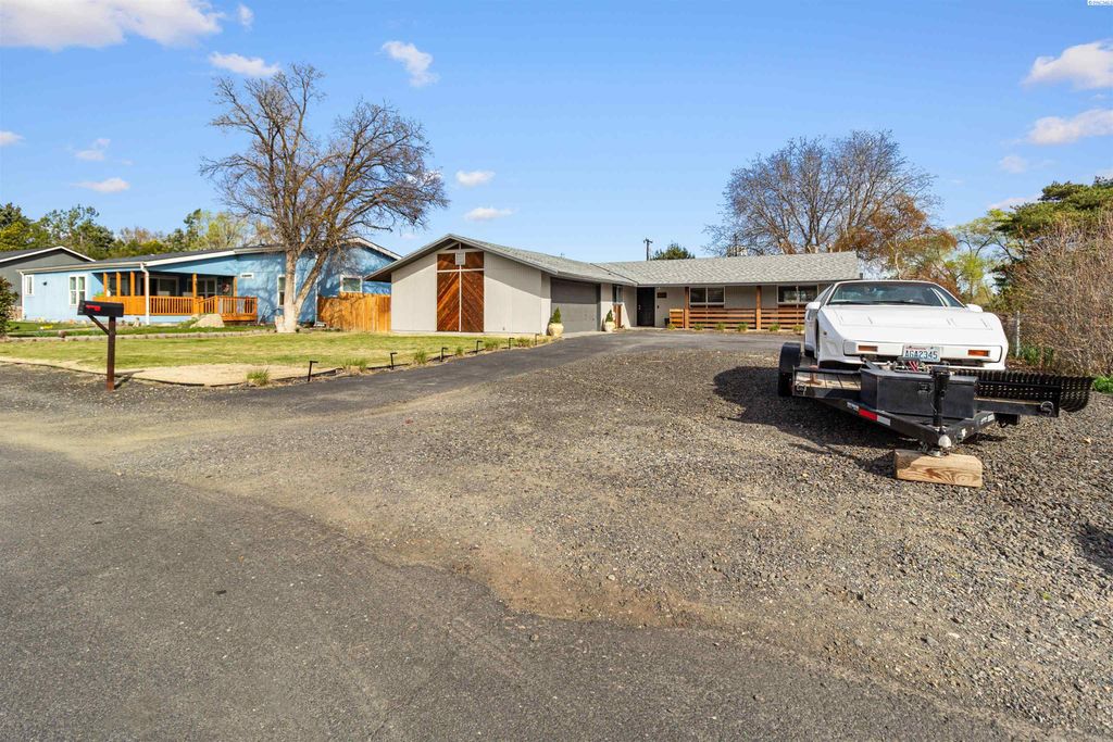 Photo of 1204 W 26th Avenue, Kennewick, WA 99337 (MLS # 291741)