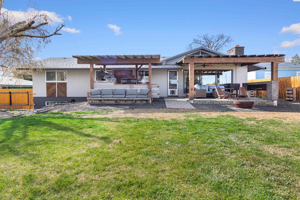 Photo of 1204 W 26th Avenue, Kennewick, WA 99337 (MLS # 291741)