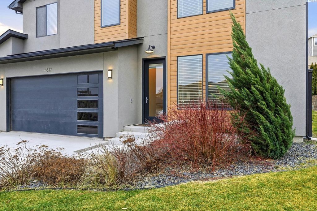 Photo of 4857 Tillamook Dr, Richland, WA 99352 (MLS # 289896)