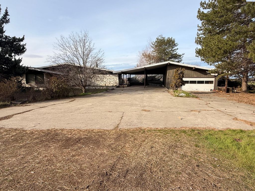 Photo of 40 Sand Hill Rd, Grandview, WA 98930 (MLS # 291029)