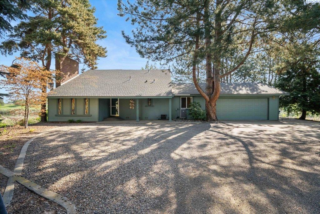 Photo of 317 Lakeview Ct, Richland, WA 99352 (MLS # 292636)