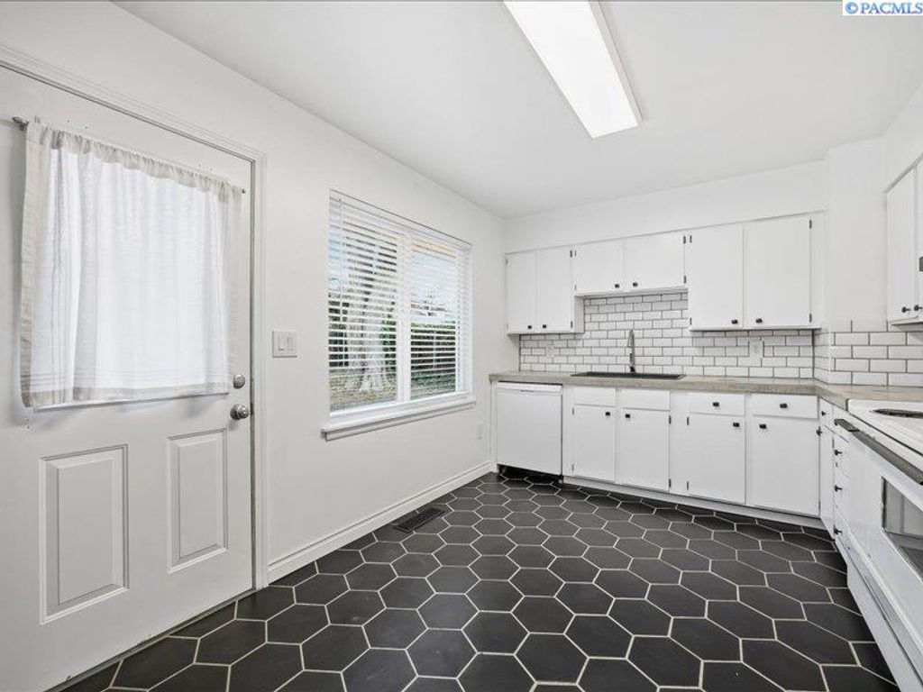 Photo of 2521 W 6th Place, Kennewick, WA 99336 (MLS # 290165)