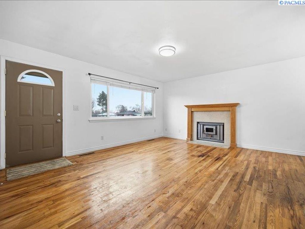 Photo of 2521 W 6th Place, Kennewick, WA 99336 (MLS # 290165)