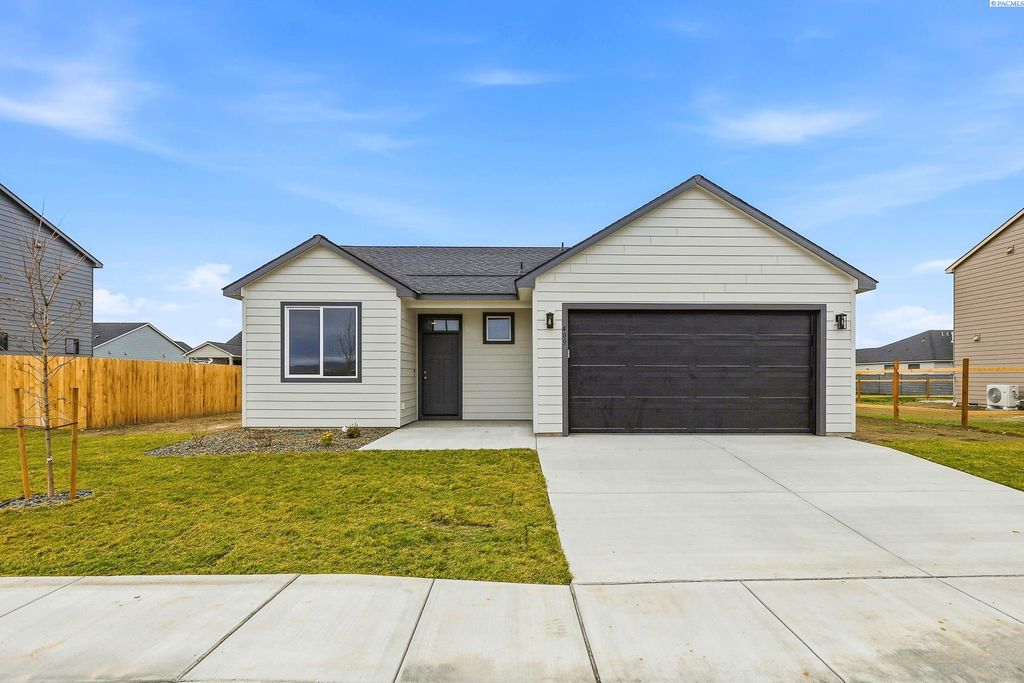Photo of 409 Amberly Ave, Grandview, WA 98930 (MLS # 289429)
