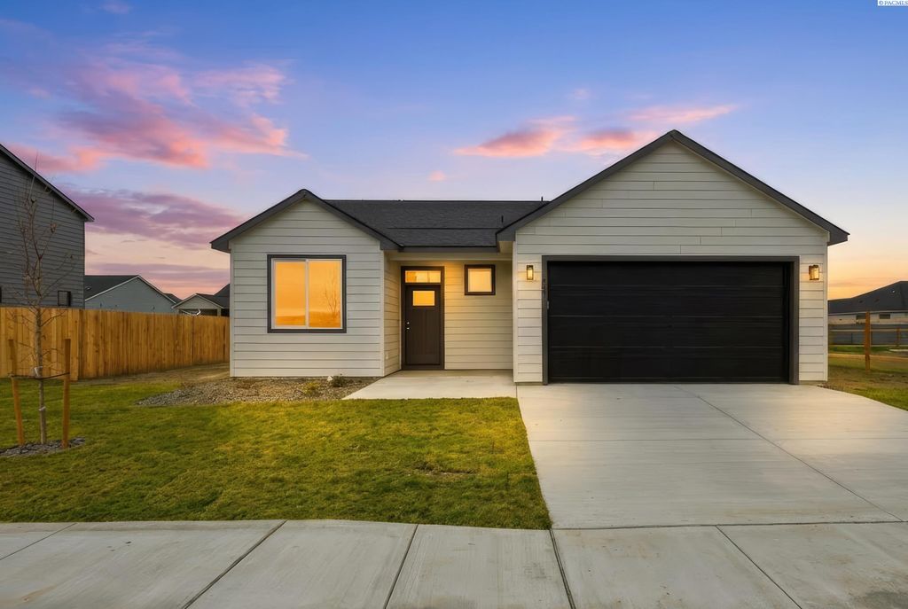 Photo of 409 Amberly Ave, Grandview, WA 98930 (MLS # 289429)